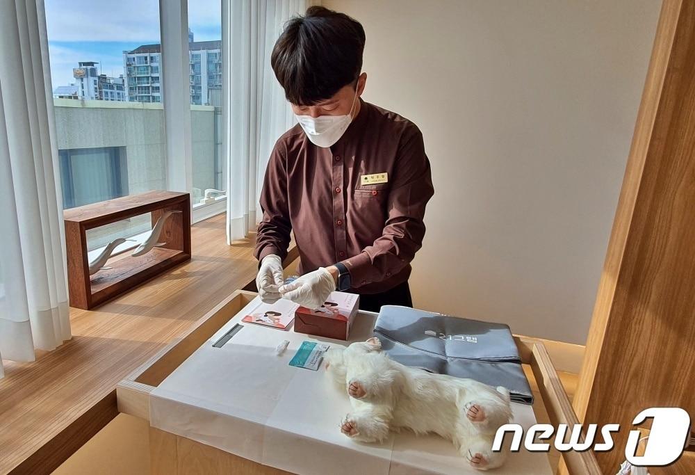 본문 이미지 - 박주형 반려동물 장례지도사가 16일 '21그램 헬프센터 청담점'에서 기초 수습 키트 사용법을 알려주고 있다. ⓒ 뉴스1 최서윤 기자