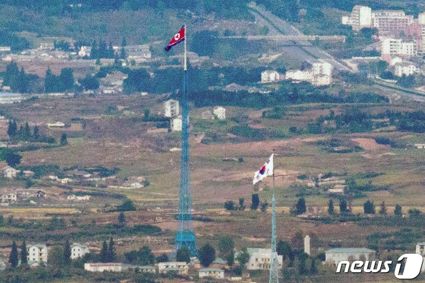 파주 접경지역에서 바라본 비무장지대&#40;DMZ&#41; 북한 기정동 마을의 인공기와 남한 대성동 마을의 태극기가 나란히 펄럭이는 모습. 2021.9.27/뉴스1 ⓒ News1 이승배 기자