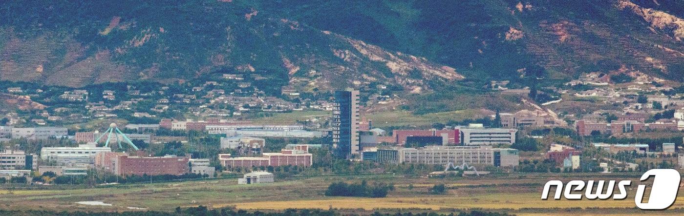 파주 접경지역에서 바라본 개성공단 내 남북공동연락사무소의 모습. 2021.9.27/뉴스1 ⓒ News1 이승배 기자