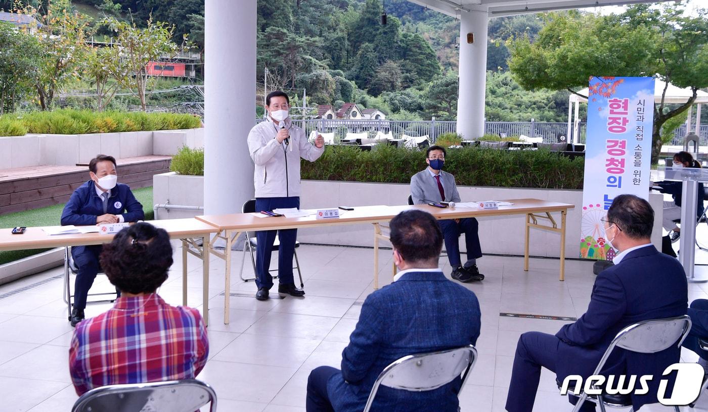 본문 이미지 - 이용섭 광주시장이 27일 오후 동구 지산유원지 인근 COBOC카페 광장에서 열린 '제26회 현장경청의 날' 행사에 참석해 임택 동구청장, 지역 주민들과 지산유원지 활성화 등을 논의하고 있다.(광주시 제공)2021.9.27/뉴스1 ⓒ News1
