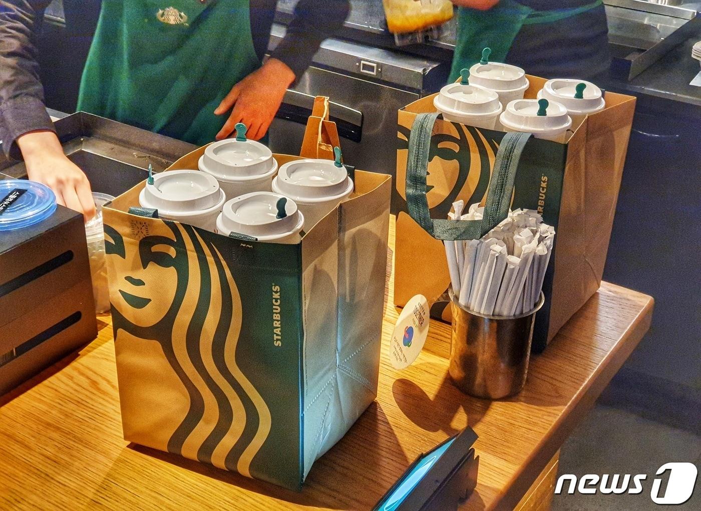 본문 이미지 - 지난 9월28일 경기 고양 덕양구의 한 스타벅스에서 파트너(노동자)가 리유저블(재사용) 컵에 담긴 커피를 포장하고 있다. 스타벅스커피 코리아의 '리유저블 컵 데이' 행사는 스타벅스 50주년과 세계 커피의 날(10월1일)을 기념해 기획됐으나 파트너 '트럭 전광판 시위' 촉발점이 됐다. ⓒ News1 황덕현 기자