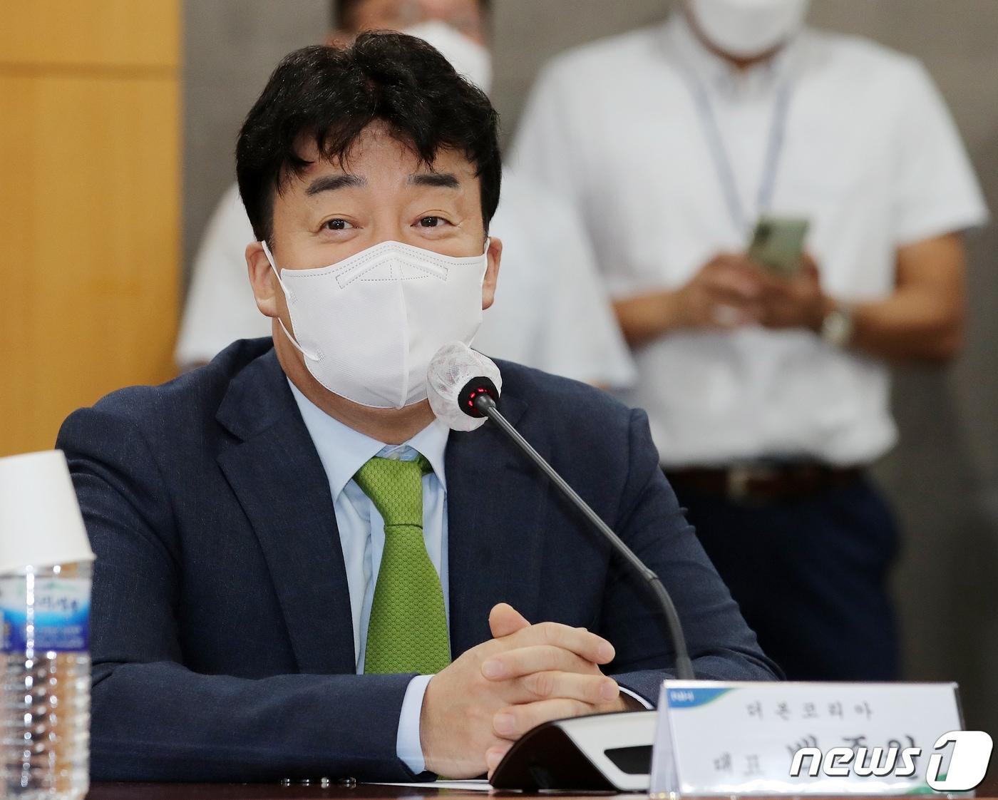 본문 이미지 - 백종원 더본코리아 대표이사가 28일 오전 서울 중구 농협중앙회 본관에서 열린 ‘농협·BGF리테일·한돈자조금 업무협약 체결식’에서 인사말을 하고 있다. 2021.9.28/뉴스1 ⓒ News1 김진환 기자