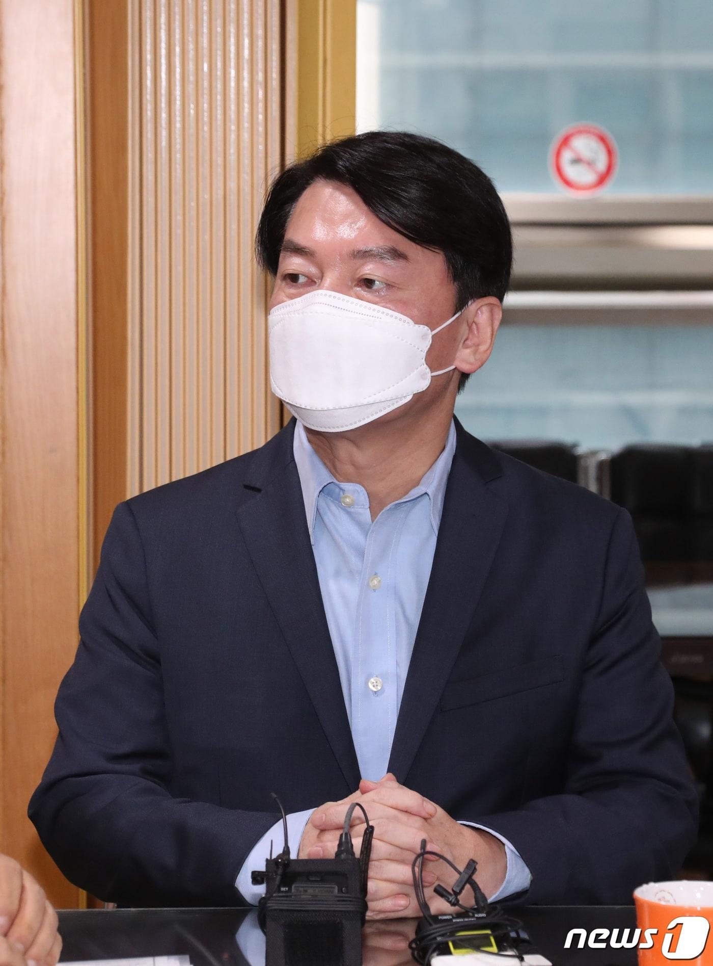 본문 이미지 - 안철수 국민의당 대표가 28일 오전 경기도 수원시 팔달구의 한 언론사 사무실에서 대장동 개발 특혜논란 의혹 최초 보도자와 이야기를 나누고 있다. 2021.9.28/뉴스1 ⓒ News1 김영운 기자