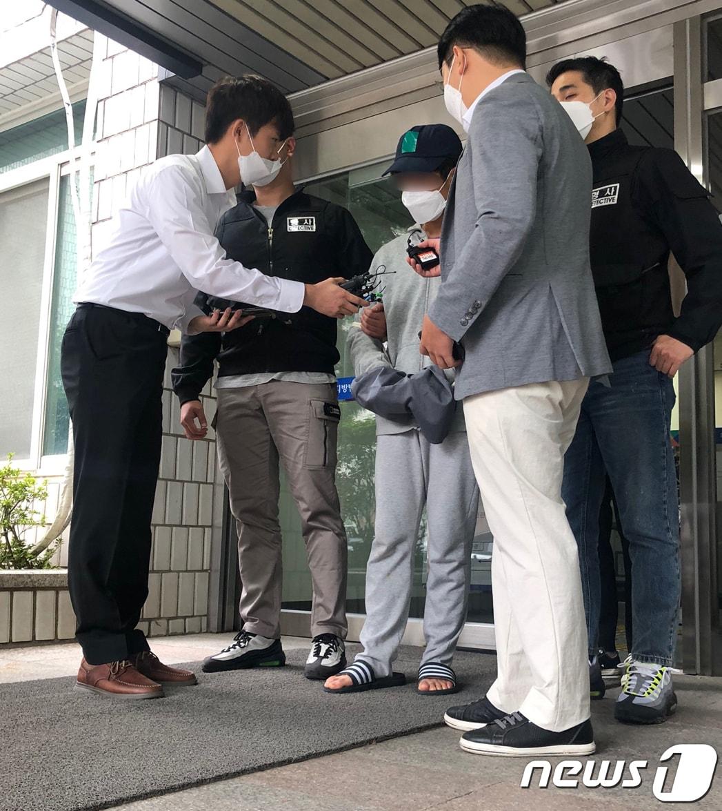 본문 이미지 - 의정부교도소에서 입감 전 검찰 수사관을 뿌리치고 달아났다가 이틀 만에 자수한 20대 A씨(25)가 28일 오전 구속 전 피의자 심문(영장실질심사)을 받기 위해 의정부지법으로 들어서고 있다. A씨는 지난 25일 오후 3시33분께 의정부교도소 정문 앞에서 입감 전 코로나19 검사를 하려고 대기하던 틈을 타 수갑을 찬 채로 달아난 뒤 26일 오후 8시20분께 하남경찰서에 자수했다. 2021.9.28/뉴스1 ⓒ News1 이상휼 기자