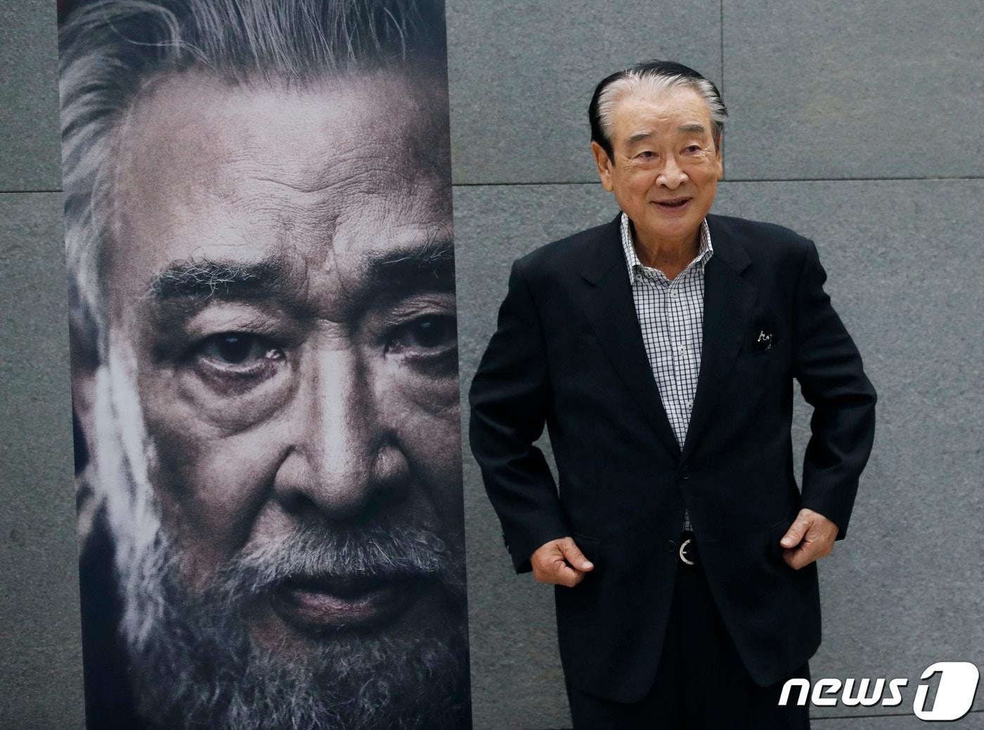 본문 이미지 - 배우 이순재가 2021년 9월 28일 오전 서울 서초구 예술의전당에서 열린 연극 ‘이순재의 리어왕’ 기자간담회에 참석해 포즈를 취하고 있다. 영국의 대문호 셰익스피어가 쓴 '리어왕'은 삶의 비극과 인생에 대한 근본적인 성찰을 아름다운 시적 표현으로 담아낸 작품이다. 2021.9.28/뉴스1 ⓒ News1 권현진 기자