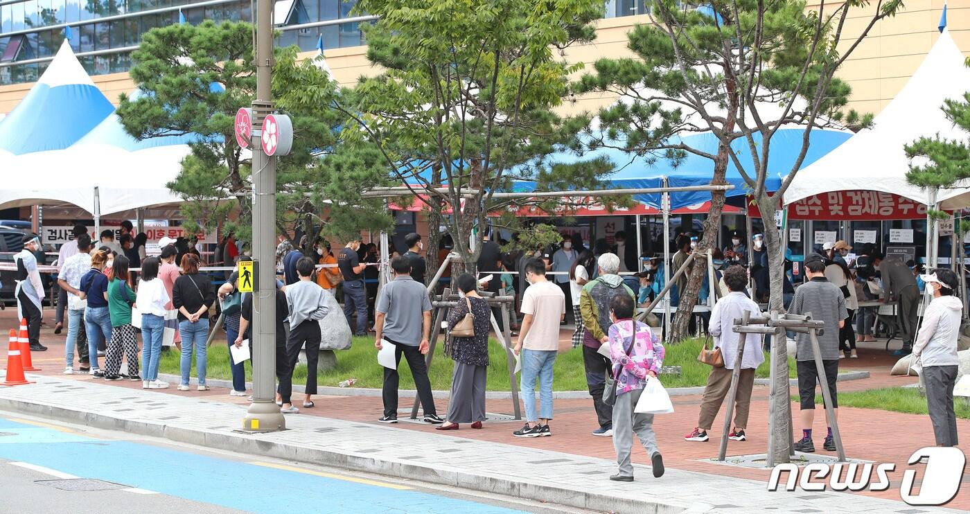 지난 9월28일 대구지역 신종 코로나바이러스 감염증(코로나19) 확진자가 닷새째 100명대를 기록한 가운데 달성군보건소 선별진료소 앞에 지역 주민들과 외국인 근로자들이 줄지어 코로나19 진단검사를 기다리고 있다. 2021.9.28/뉴스1 ⓒ News1 공정식 기자