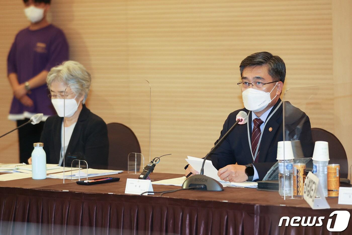 본문 이미지 - 서욱 국방부 장관이 28일 오후 서울 용산구 국방컨벤션센터에서 열린 제4차 민관군 합동위원회 정기회의에서 발언하고 있다. 왼쪽은 박은정 민관군 합동위원회 공동위원장. 2021.9.28/뉴스1 ⓒ News1 박세연 기자