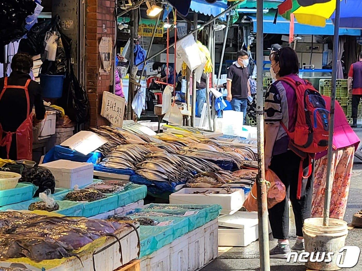 본문 이미지 - 지난 27일 오전 소비자들이 청량리수산시장에서 수산물을 둘러보고 있다. ⓒ 뉴스1 조현기 기자