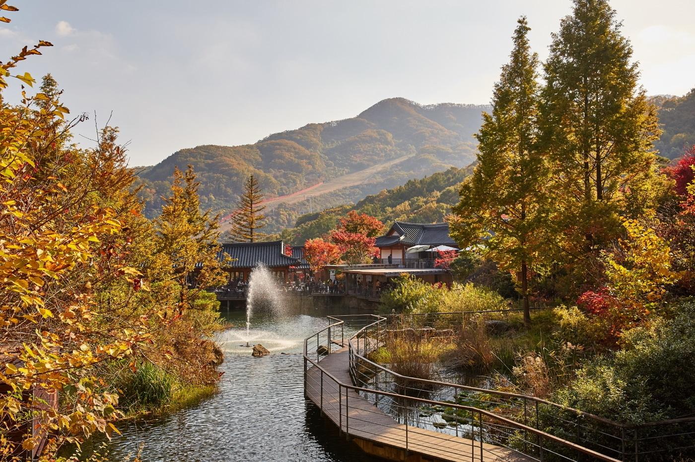 화담숲 입구의 원앙연못의 모습. 한옥 주막과 연못, 단풍이 어울려 멋진 경관을 자아낸다. 화담숲 제공