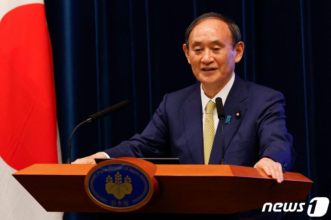 본문 이미지 - 스가 요시히데 일본 총리가 28일(현지시간) 도쿄 총리 관저에서 퇴임 전 마지막 기자회견을 진행하고 있다. ⓒ AFP=뉴스1 ⓒ News1 우동명 기자