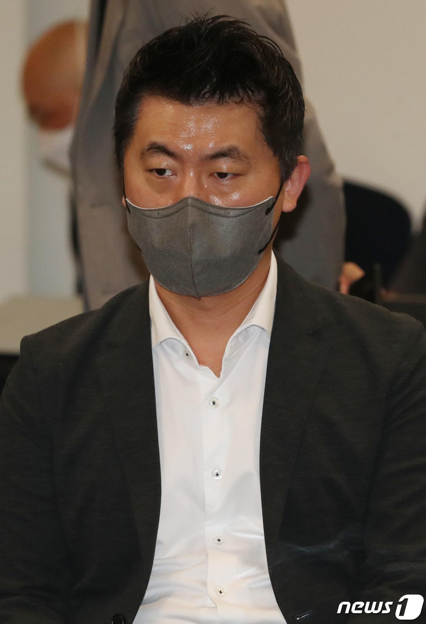 본문 이미지 - 김종윤 야놀자 대표가 29일 오전 서울 중구 그랜드센트럴에서 열린 디지털 플랫폼 기업 간담회에 참석해 자리에 앉아 있다. 2021.9.29/뉴스1 ⓒ News1 임세영 기자