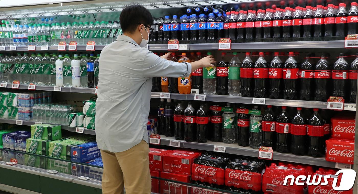서울 한 대형마트 음료 진열대 모습. 2021.9.29/뉴스1 ⓒ News1 김명섭 기자