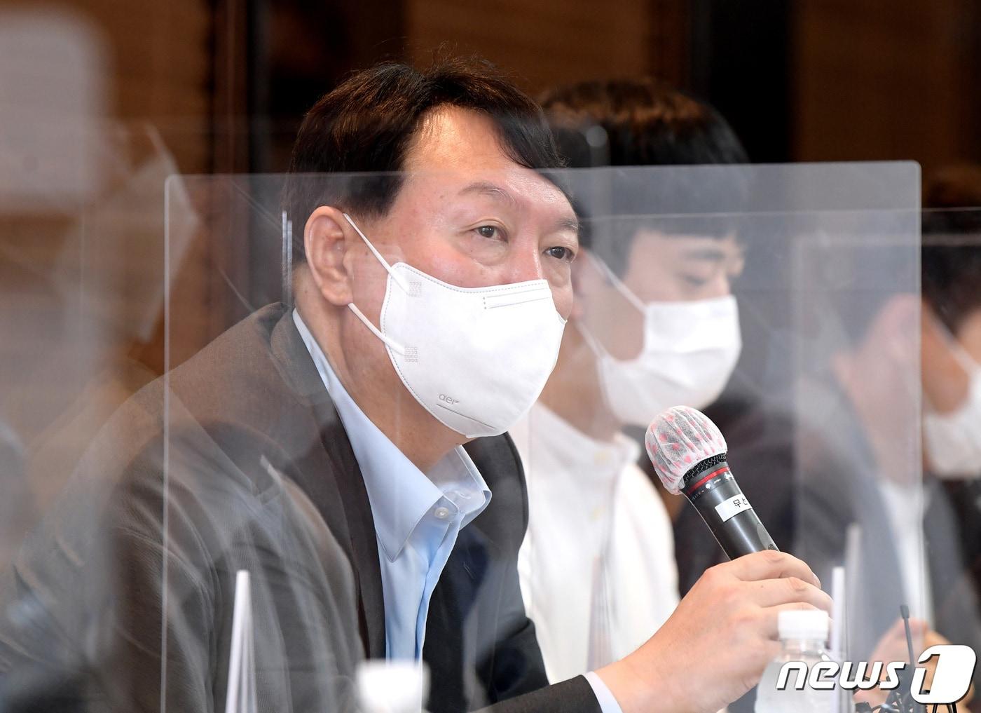 본문 이미지 - 국민의힘 대선 예비후보인 윤석열 전 검찰총장이 29일 오전 서울 종로구 버텍스코리아에서 열린 예비역 병장들과의 간담회에서 인사말을 하고 있다. 2021.9.29/뉴스1 ⓒ News1 국회사진취재단