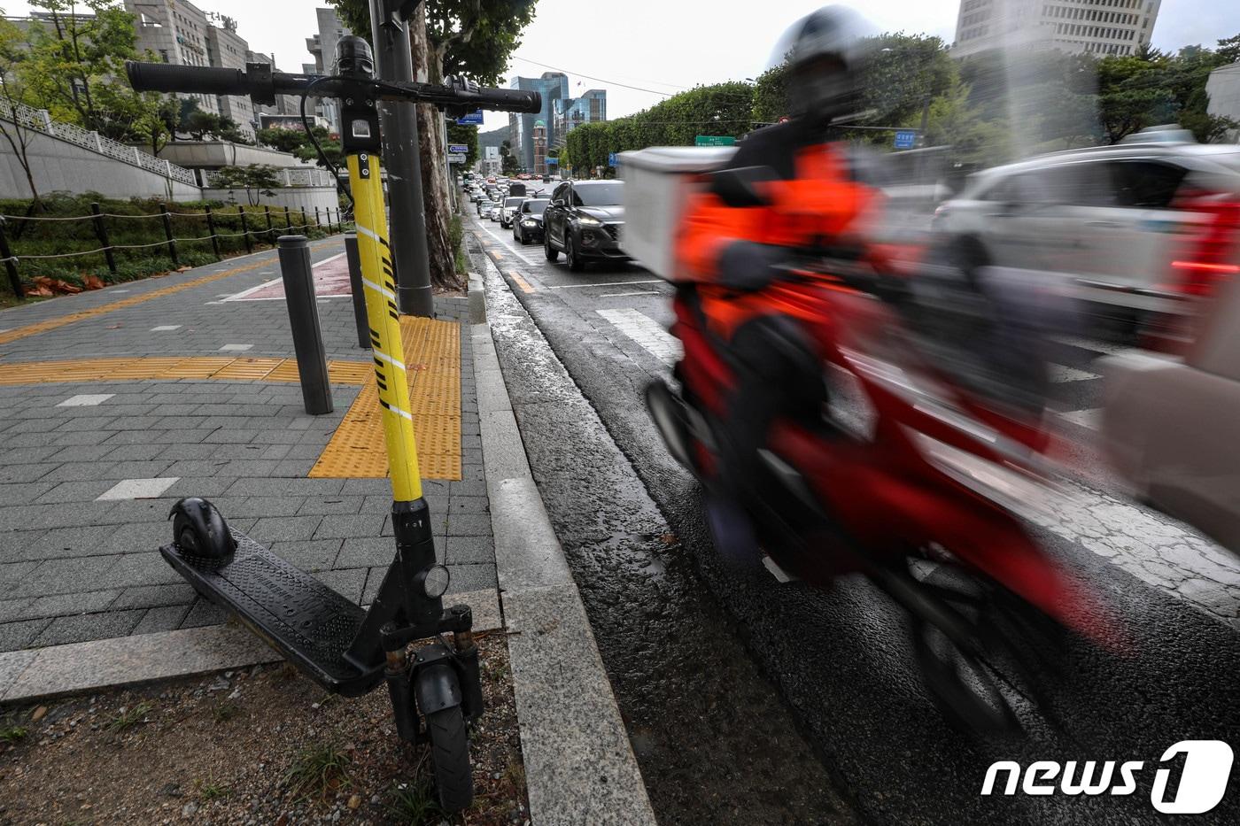 서울 도심에 세워져 있는 전동킥보드 모습. 2021.9.29/뉴스1 ⓒ News1 성동훈 기자