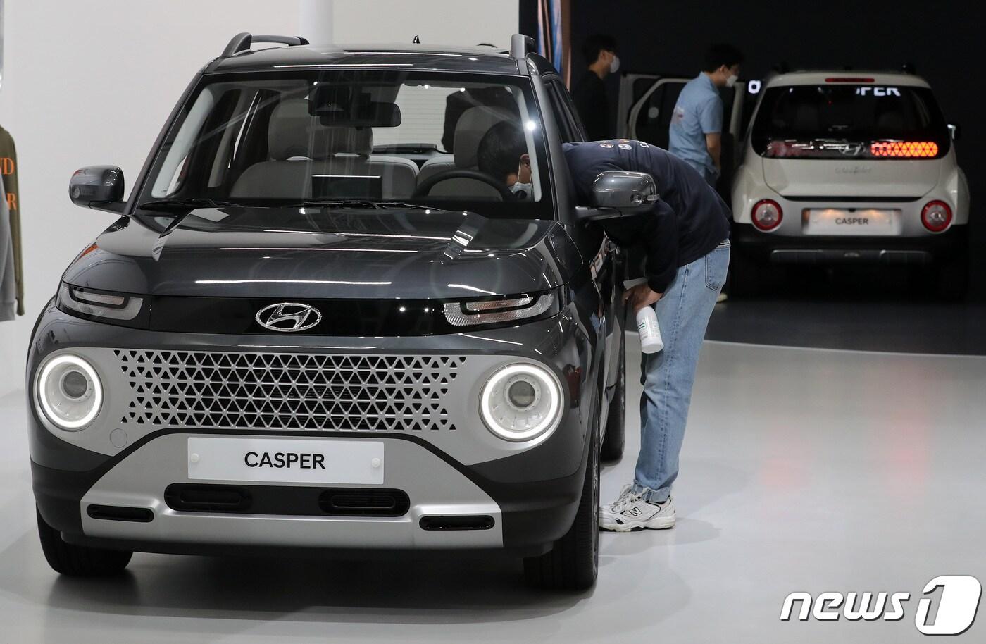 지난해 9월 29일 오후 서울 성동구에 위치한 브랜드 쇼룸 캐스퍼 스튜디오에 현대자동차 엔트리 스포츠유틸리티차량(SUV) 캐스퍼가 전시돼 있다. 2021.9.29/뉴스1 ⓒ News1 이동해 기자
