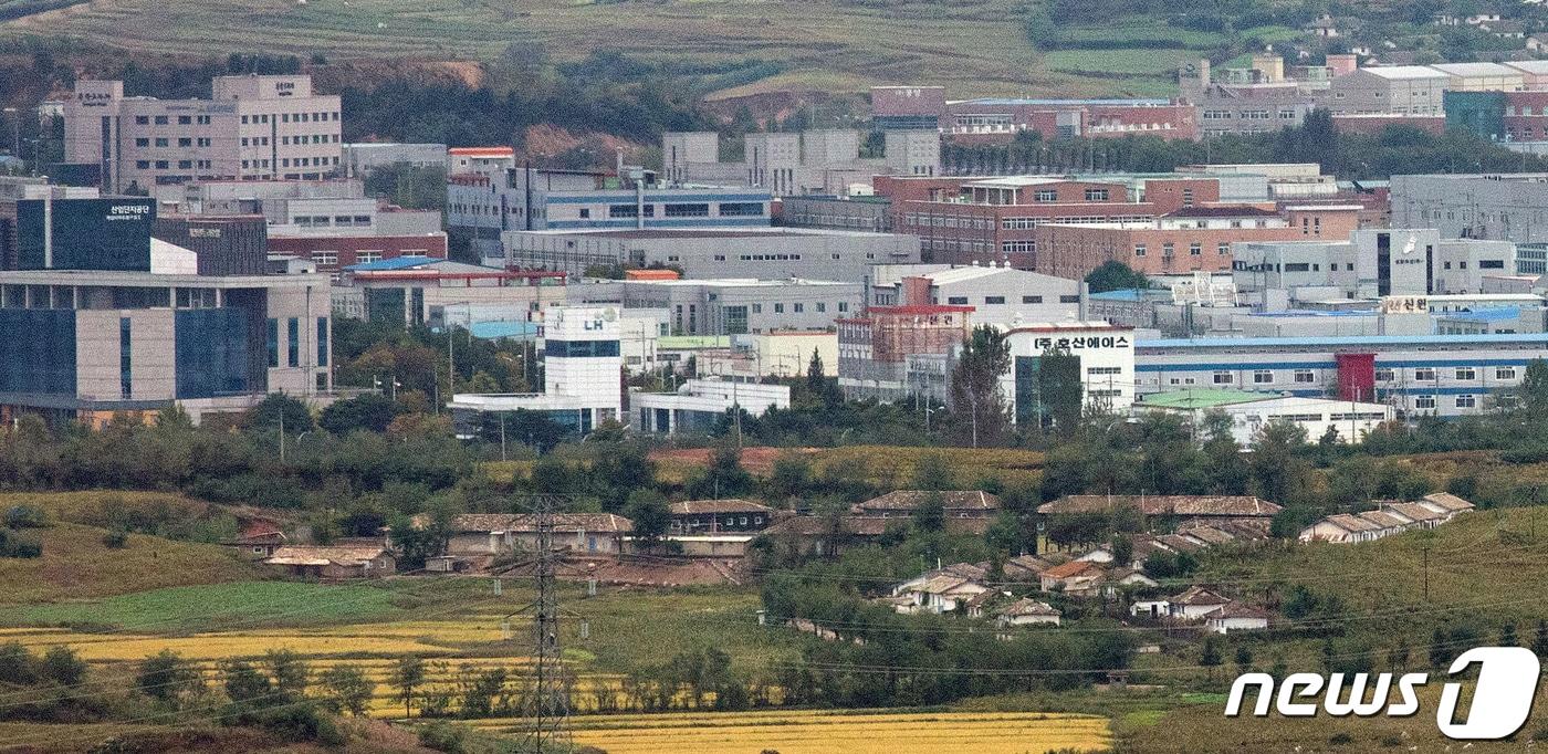 본문 이미지 - 경기도 파주시 도라산전망대에서 바라본 개성공단 일대.  ⓒ News1 이승배 기자