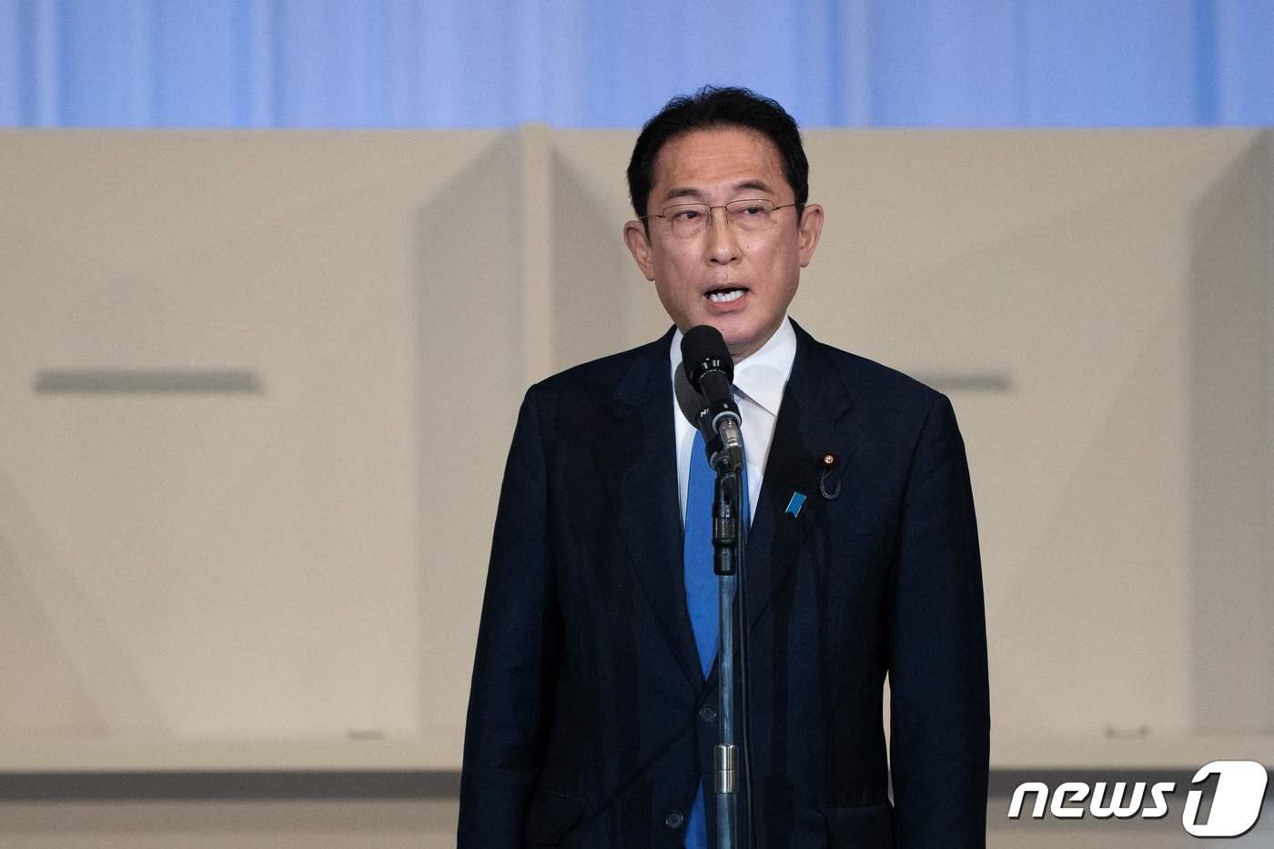 본문 이미지 - 기시다 후미오 자민당 전 정무조사회장이 29일(현지시간) 도쿄에서 열린 집권 자민당 총재 선거에서 승리한 후 소감을 밝히고 있다. ⓒ AFP=뉴스1 ⓒ News1 금준혁 기자