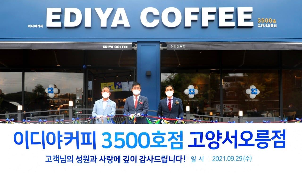 본문 이미지 - (왼쪽부터)이상열 삼신 대표와 문창기 이디야커피 회장, 최병석 이디야커피 고양서오릉점 점주가 오픈행사를 진행하고 있다. ⓒ 뉴스1