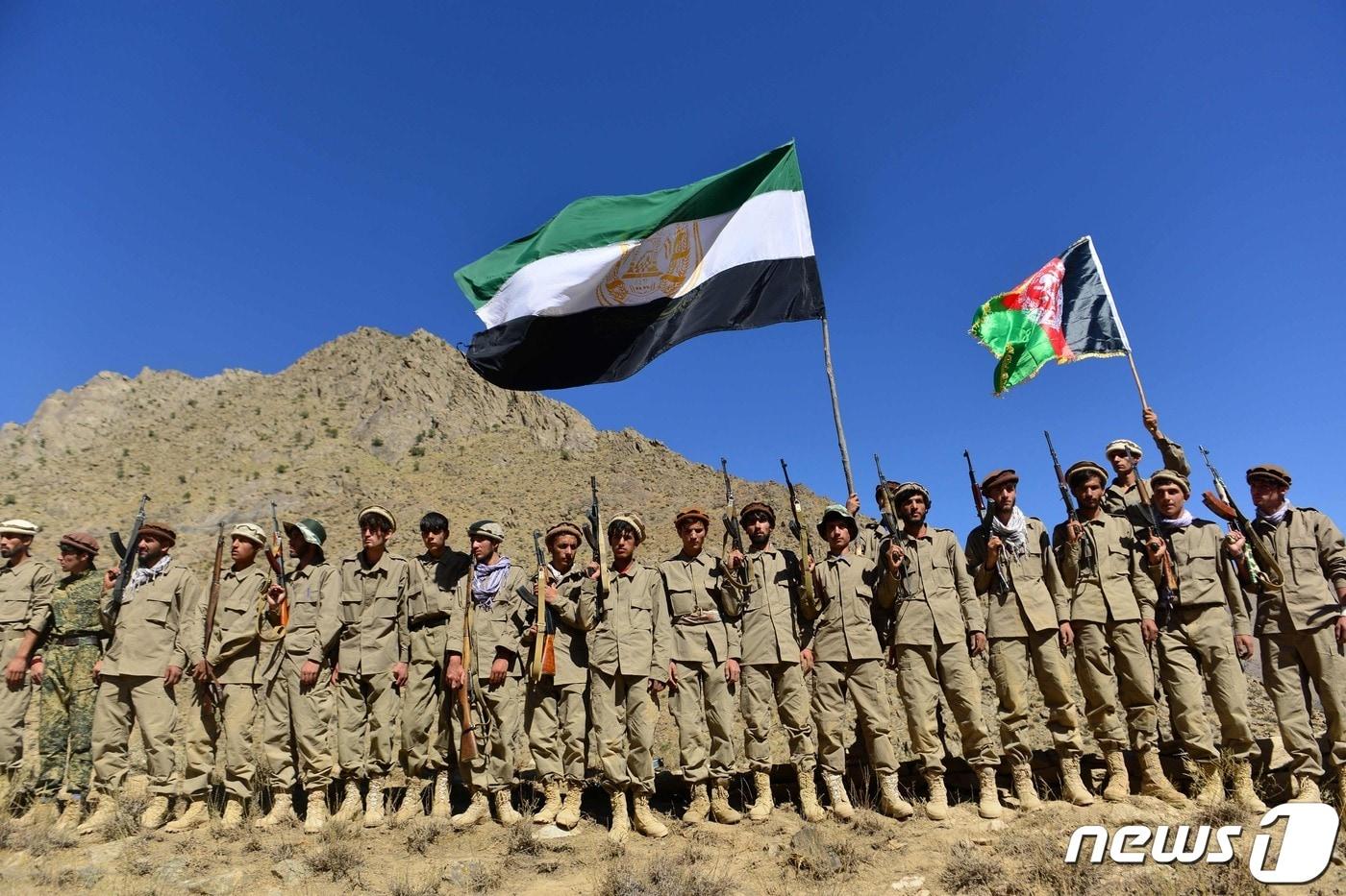 2일(현지시간) 탈레반이 점령한 아프가니스탄의 판지시르에서 반 탈레반 저항군이 군사 훈련을 하고 있다. ⓒ AFP=뉴스1 ⓒ News1 우동명 기자