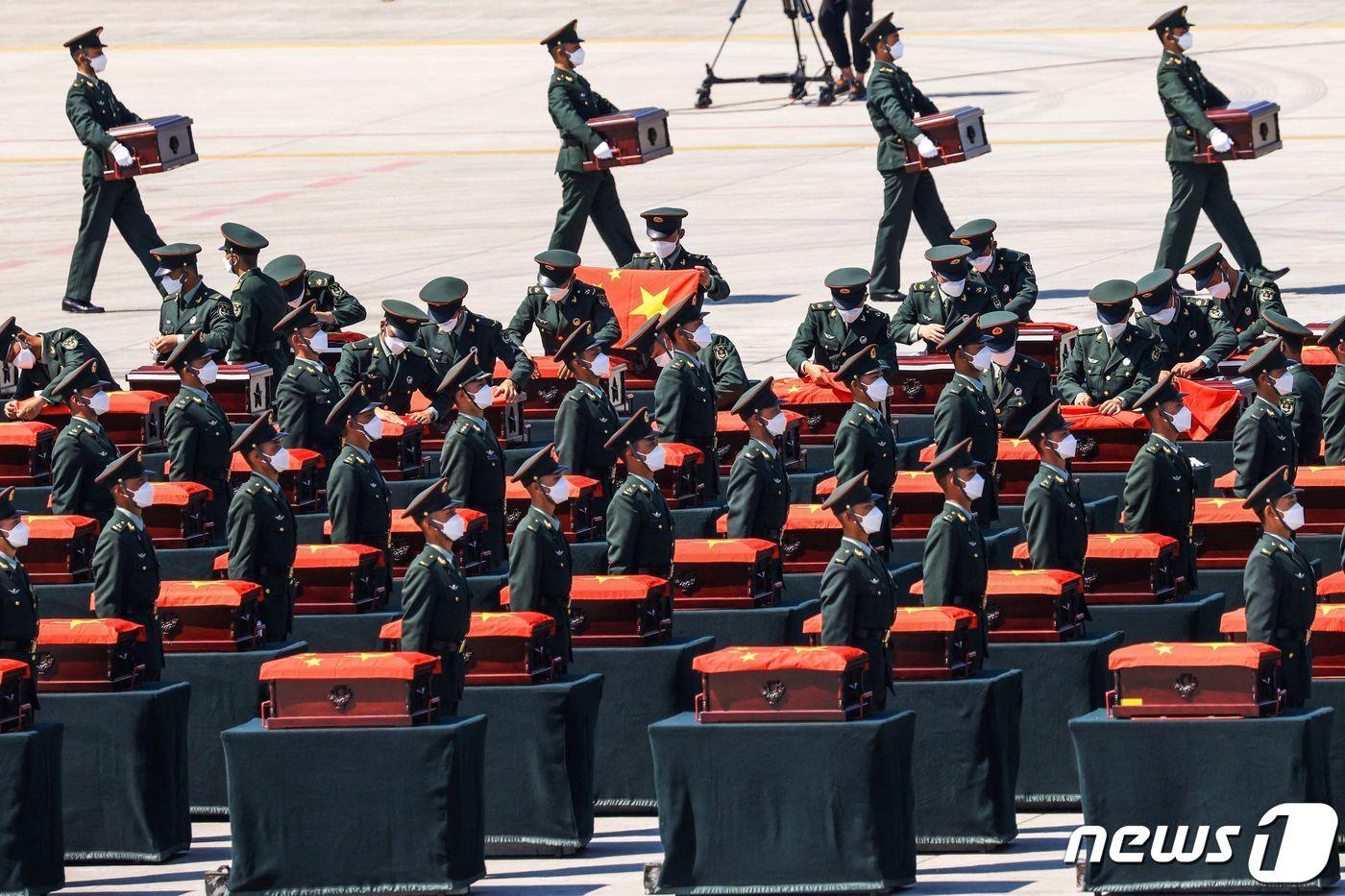 2일 (현지시간) 랴오닝성 선양의 타오센 공항에서 한국이 인도한 6.25 전쟁 참전 중국군 유해를 중국 의장대가 운구하고 있다. ⓒ AFP=뉴스1 ⓒ News1 우동명 기자