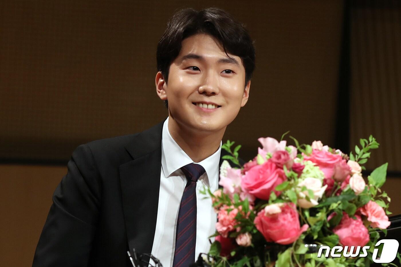 본문 이미지 - 피아니스트 조성진이 3일 서울 서초구 예술의전당 음악당 인춘아트홀에서 열린 앨범 발매 기념 기자간담회에서 취재진의 질문에 답하고 있다. 조성진은 지난주 새 앨범 '쇼팽 피아노 협주곡 2번 · 스케르초'를 발매한 데 이어 오는 7일까지 전국 리사이틀 투어를 진행한다. 2015년 쇼팽 콩쿠르에서 한국인으로서 처음으로 우승을 거머쥐며 클래식 레이블 도이치 그라모폰과 계약한 조성진은 2016년 쇼팽 피아노 협주곡 1번을 담은 앨범으로 데뷔했다. 2021.9.3/뉴스1 ⓒ News1 민경석 기자