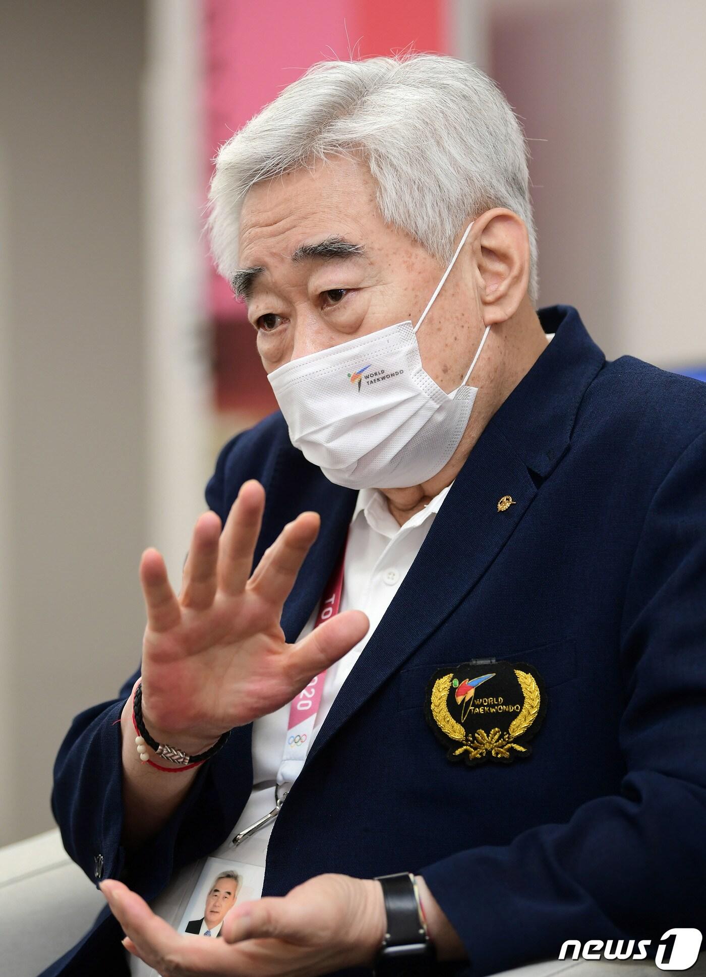 본문 이미지 - 조정원 세계태권도연맹 총재가 3일 2020 도쿄 패럴림픽 태권도 경기를 참관하기 위해 일본 지바 마쿠하리 메세B홀를 방문, 인터뷰를 하고 있다. 2021.9.3/뉴스1 ⓒ News1 사진공동취재단