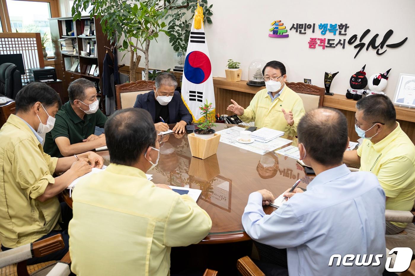 본문 이미지 - 전북 익산시시는 3일 익산개인택시조합 김주식 조합장, 전국택시산업노동조합 익산시지부 천용석 지부장 등 택시업계 관계자 4명과 간담회를 개최하고 택시산업의 발전을 위해 ‘익산 공공형 호출’어플 도입 추진방안에 대해 논의했다(익산시 제공)2021.9.3/뉴스1