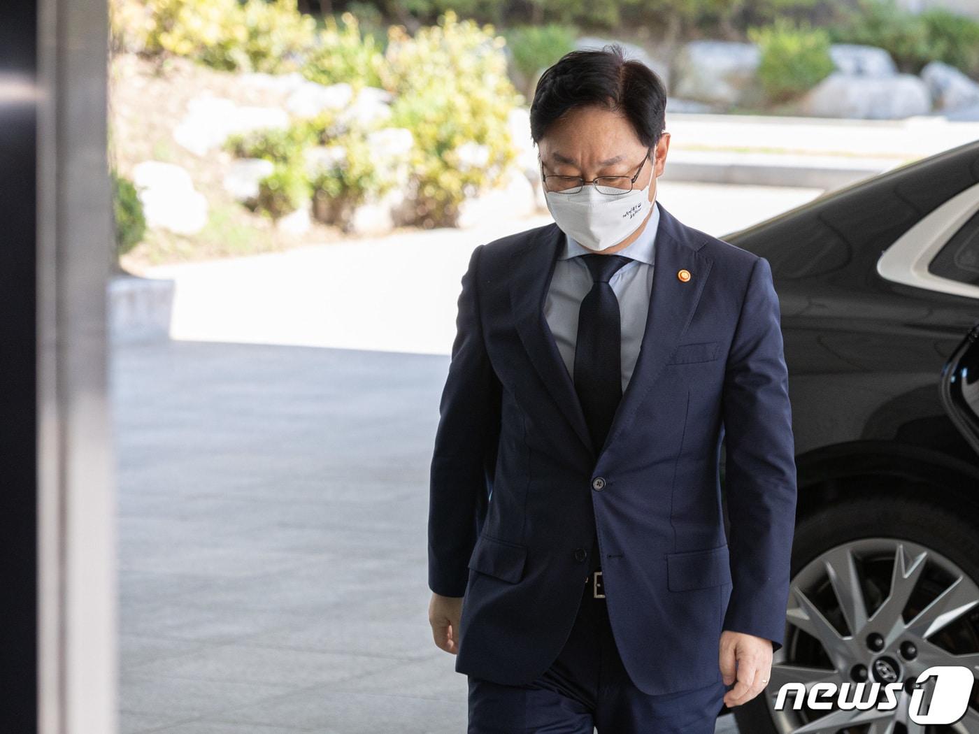 본문 이미지 - 박범계 법무부 장관이 3일 오후 서울 서초구 서울고등검찰청 의정관에서 열린 전자감독대상자 훼손ㆍ재범사건 관련 대책 브리핑에 참석하기 위해 차량에서 내리고 있다. 2021.9.3/뉴스1 ⓒ News1 이재명 기자