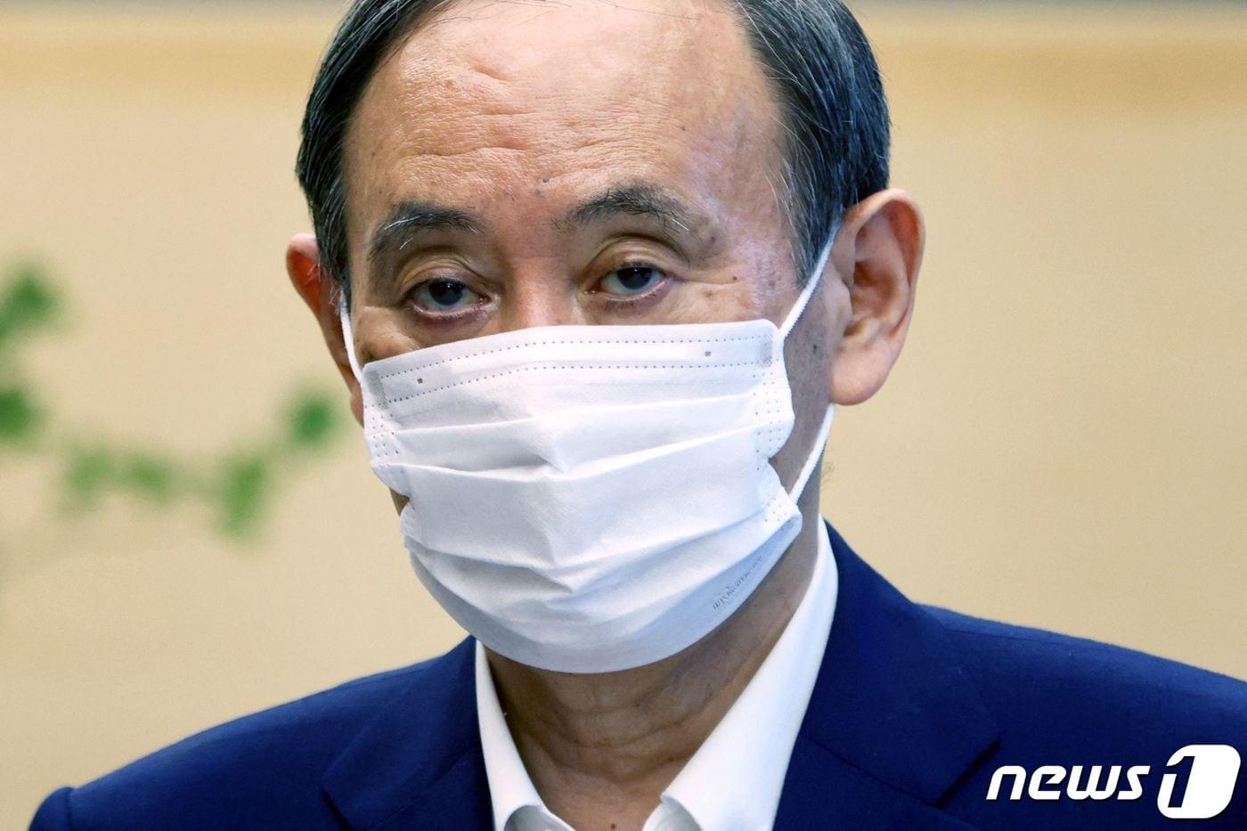 본문 이미지 - 스가 요시히데 일본 총리가 3일(현지시간) 자민당 대표 재선에 나서지 않겠다고 밝힌데 이어 일본 도쿄에서 앤드류 파슨스 국제패럴림픽위원회(IPC) 총재를 만나고 있다. ⓒ AFP=뉴스1 ⓒ News1 구진욱 기자