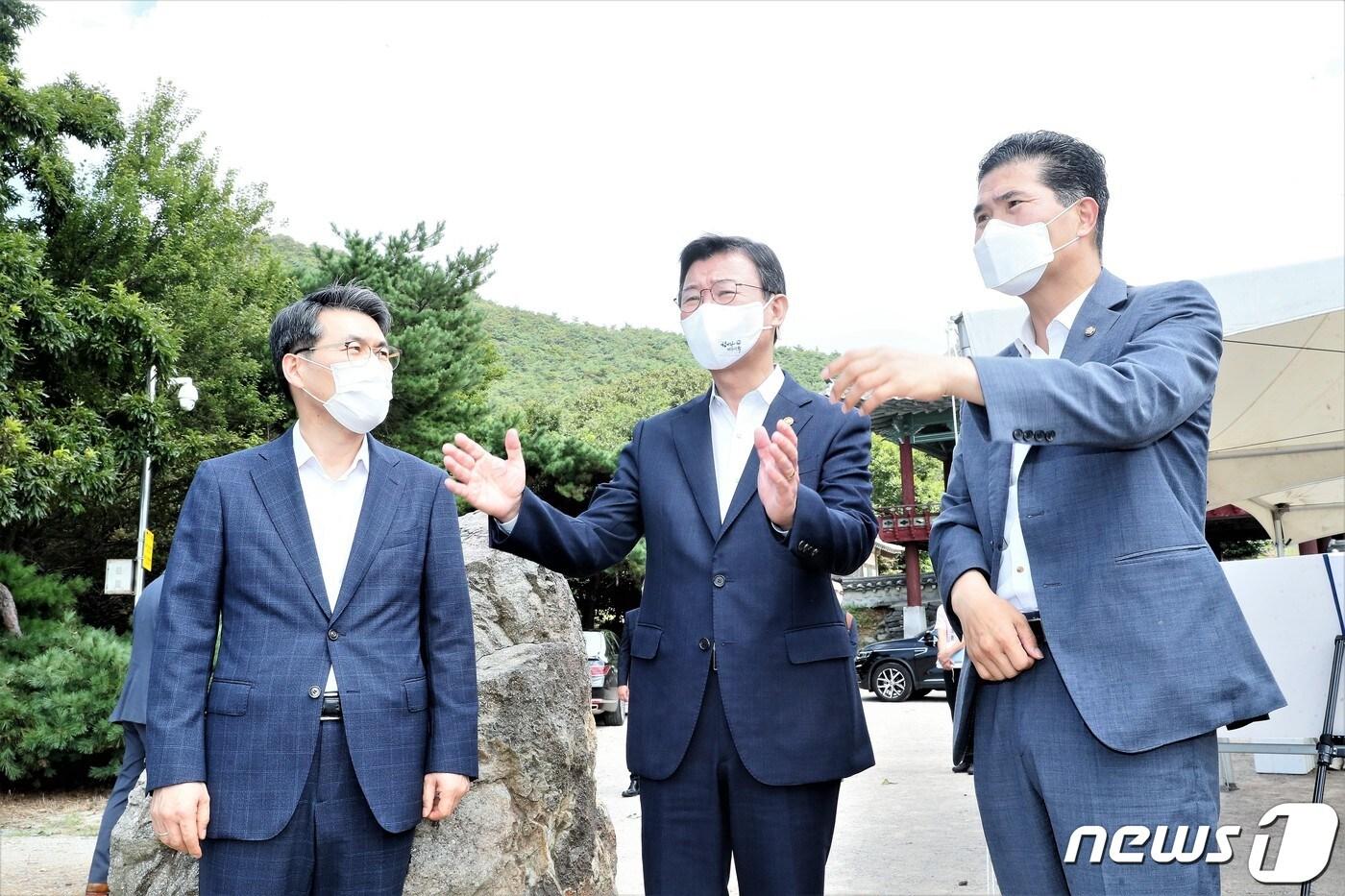 본문 이미지 - 문성혁 해양수산부장관이 3일 전북 부안군 궁항을 방문해 마리나 항만 추진상황을 점검하고 국립해양문화시설 건립과 관련해 주민들의 의견을 청취했다. 왼쪽부터 조봉업 전북도 행정부지사, 문성혁 장관, 이원택 국회의원.ⓒ 뉴스1