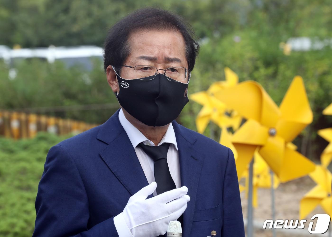 홍준표 국민의힘 대선 경선 후보가  지난 2021년 대선 경선 당시  경남 김해시 진영읍 봉하마을 고(故) 노무현 전 대통령 묘역을 찾아 참배 후 취재진과 질의응답을 하고 있다. 2021.9.3/뉴스1 ⓒ News1 여주연 기자