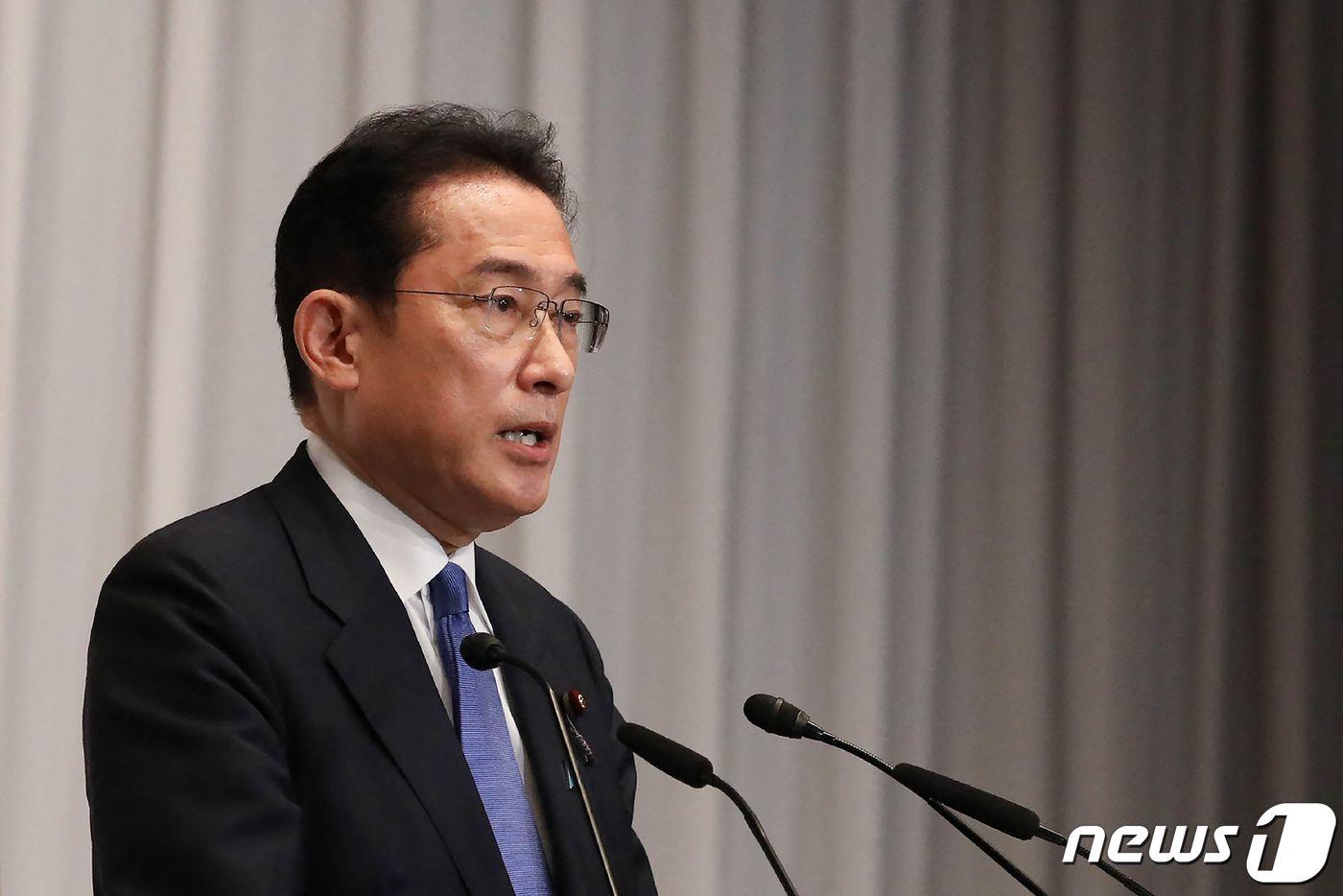 본문 이미지 - 기시다 후미오 신임 자민당 총재가 29일 (현지시간) 도쿄 자민당 당사에서 당선 기자회견을 하고 있다. 기시다 총재는 내달 초 의회 선출 절차를 거쳐 총리로 정식 취임한다. ⓒ AFP=뉴스1 ⓒ News1 우동명 기자
