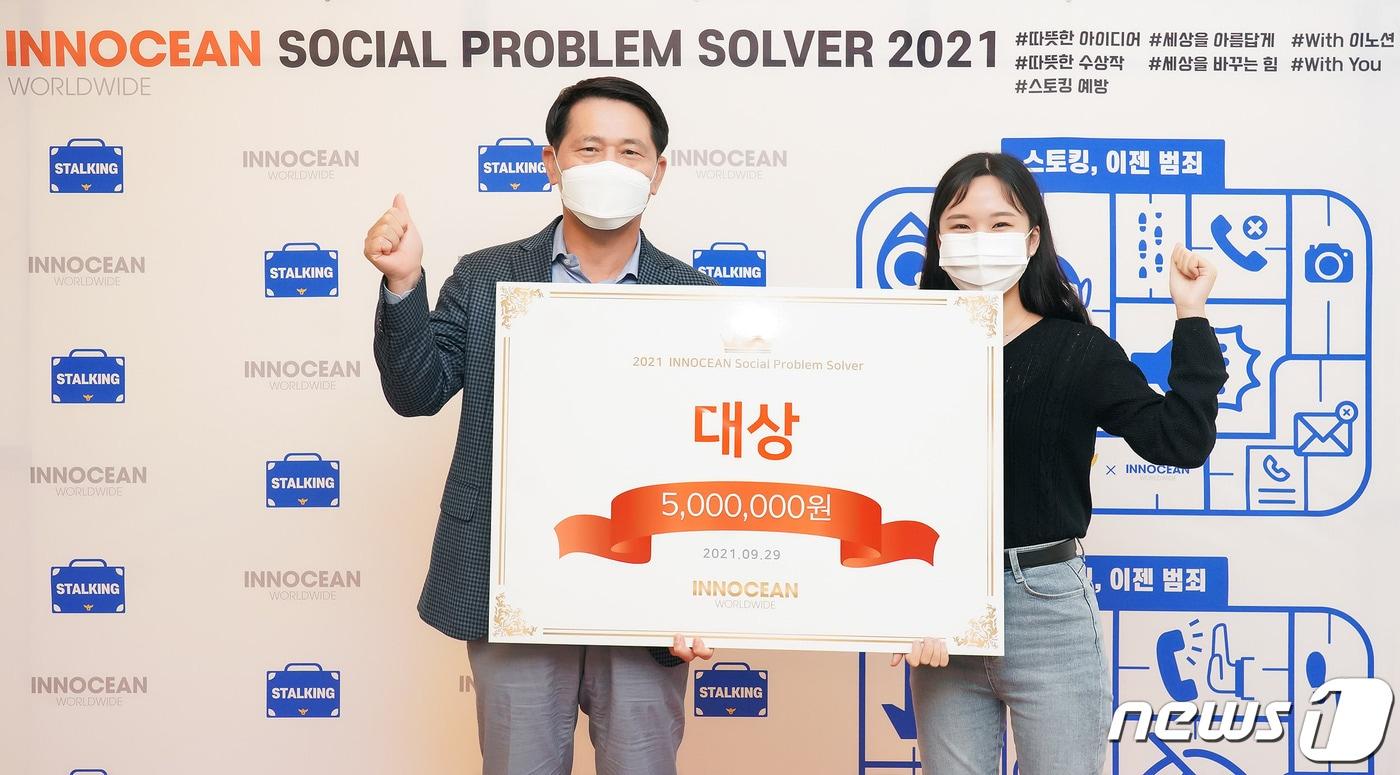 이노션은 대표적인 사회공헌 프로그램인 ‘S.O.S(Social Problem Solver) 프로그램’에 출품한 수상작을 선정, 발표했다고 30일 밝혔다. 사진은 이용우 이노션 대표이사와 S.O.S 프로그램 대상 수상자가 기념사진을 촬영하는 모습.(이노션 제공) ⓒ 뉴스1