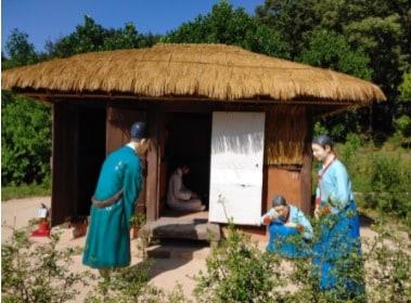 본문 이미지 - 연산군이 강화 교동도로 유배 돼 위리안치(圍籬安置)된 장면을 재현한 경기 강화군 관광 안내도. (강화군 제공) ⓒ 뉴스1