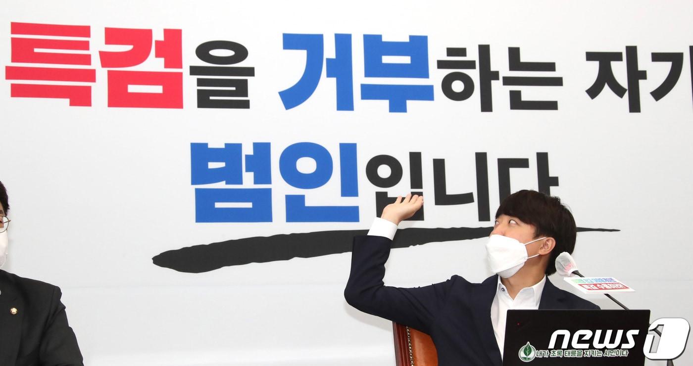본문 이미지 - 이준석 국민의힘 대표가 30일 서울 여의도 국회에서 긴급 기자회견을 열고, '판교 대장동 게이트' 특검법 수용을 촉구하고 있다. 2021.9.30/뉴스1 ⓒ News1 구윤성 기자