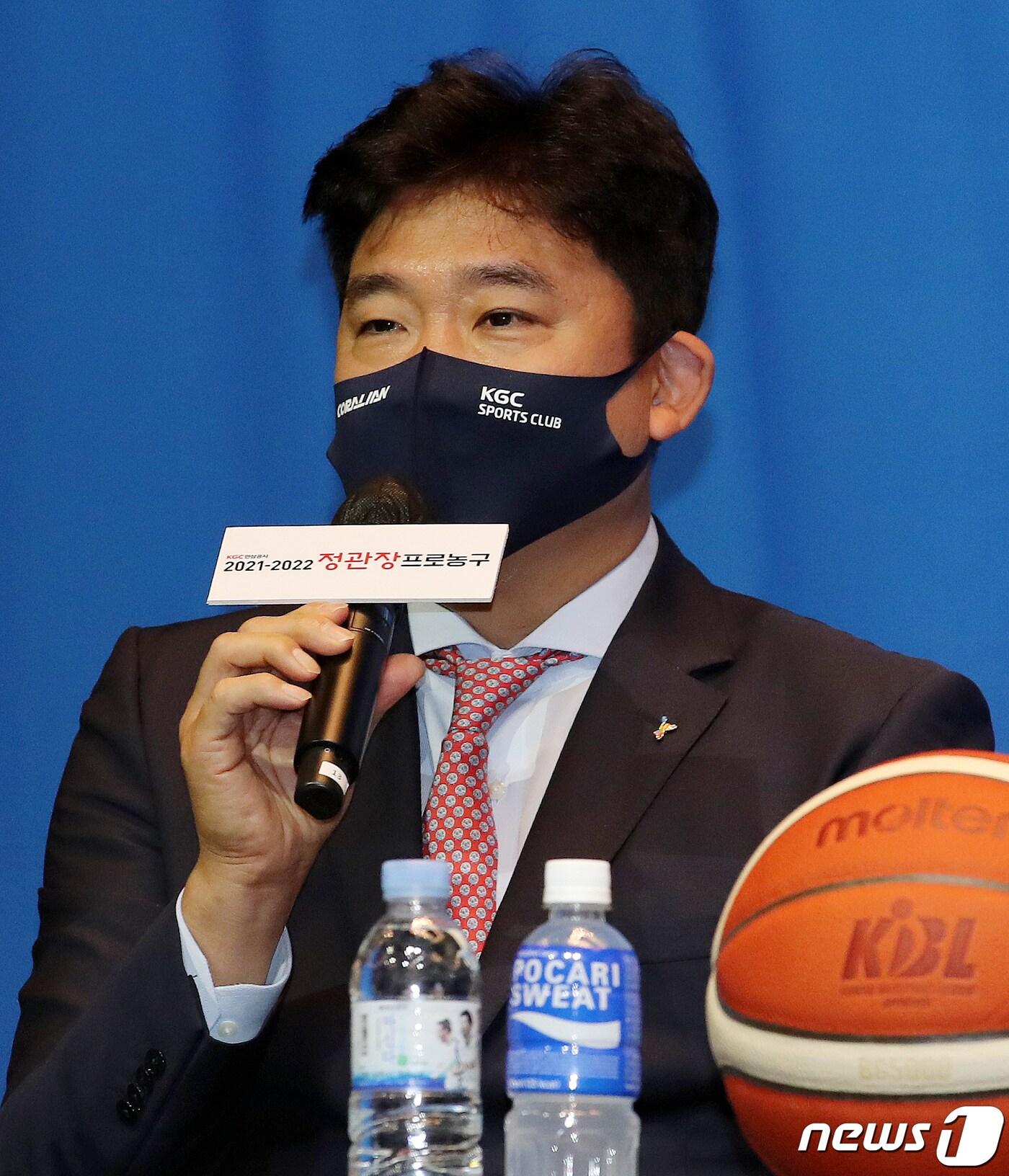 본문 이미지 - 30일 오전 서울 반포동 JW메리어트호텔에서 2021-2022 KGC 인삼공사 정관장 프로농구 개막 미디어데이에서 안양KGC 김승기 감독이 출사표를 던지고 있다. 2021.9.30/뉴스1 ⓒ News1 김진환 기자