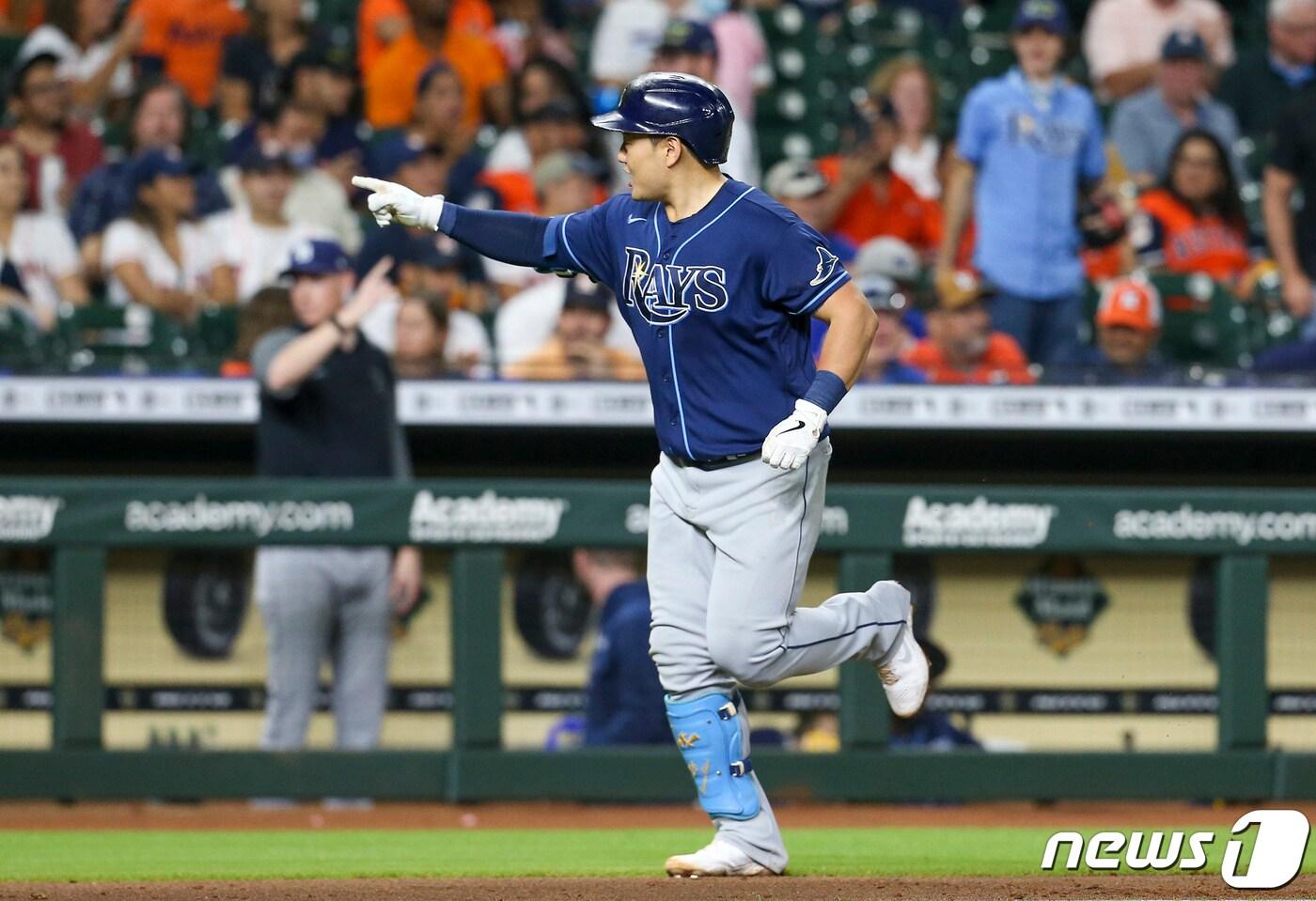 템파베이 레이스의 최지만이 29일(현지시간) 미국 휴스턴 미닛 메이트 파크에서 열린 휴스턴 애스트로스와의 경기 중 홈런을 치고 세레머니를 하고 있다. ⓒ 로이터=뉴스1 ⓒ News1 금준혁 기자