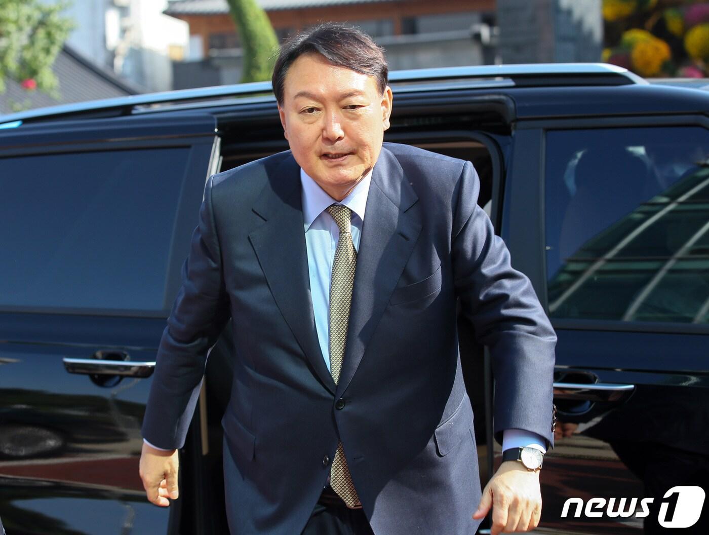 본문 이미지 - 국민의힘 대선 예비후보인 윤석열 전 검찰총장이 30일 서울 종로구 대한불교조계종을 예방하고 있다 ⓒ News1 국회사진취재단