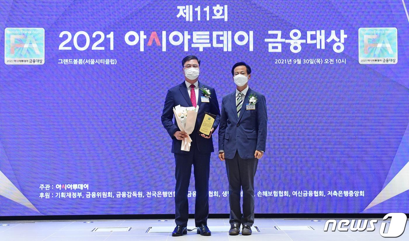 본문 이미지 - BNK경남은행 서울영업본부 여창현 상무가 지방은행부문 지역경제 최우수 상패를 받은 뒤 기념촬영하고 있다(BNK경남은행제공)ⓒ 뉴스1