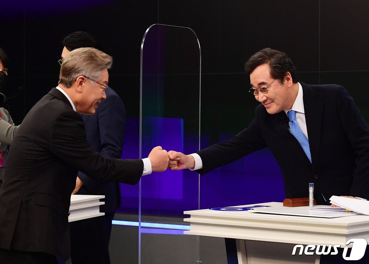 본문 이미지 - 2021년 9월 30일 더불어민주당 이재명, 이낙연 대선 예비후보가 서울 중구 TV조선에서 열린 방송토론회에 참석해 인사를 나누고 있다. ⓒ News1 국회사진취재단