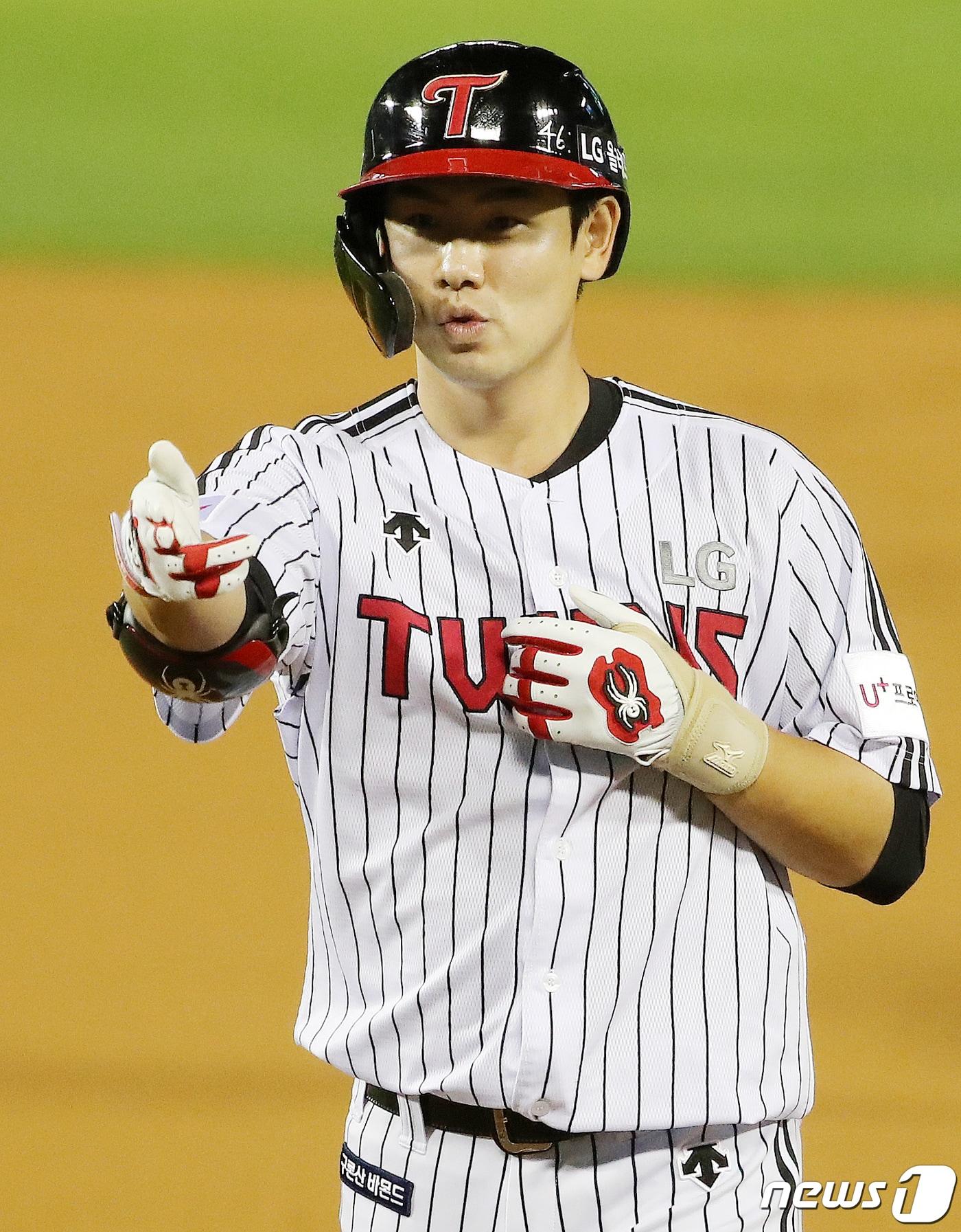 본문 이미지 - 30일 오후 서울 잠실야구장에서 열린 '프로야구 2021 신한은행 SOL KBO리그' 두산베어스와 LG트윈스의 경기 LG 홍창기가 2회말 2사 1,2루에서 적시타를 친 후 세리머니를 하고 있다. 2021.9.30/뉴스1 ⓒ News1 김진환 기자