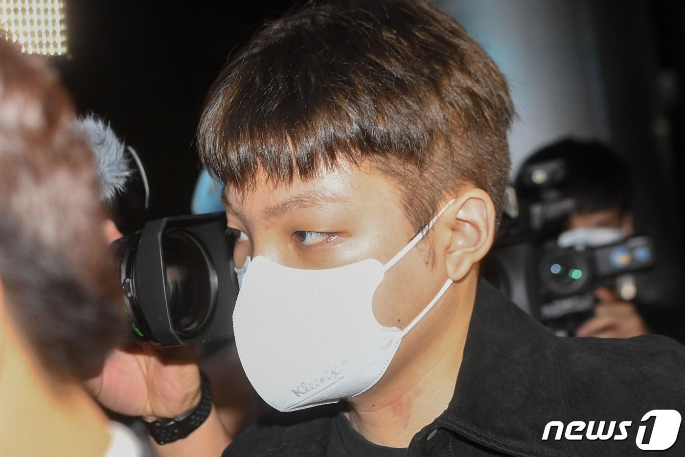 무면허 운전과 음주측정 거부·경찰관 폭행 등 혐의로 입건된 장제원 국민의힘 의원 아들인 래퍼 노엘(본명 장용준)이 지난해 9월 30일 서울 서초구 서초경찰서에서 경찰 조사를 위해 출석하고 있다./뉴스1 ⓒ News1 이성철 기자