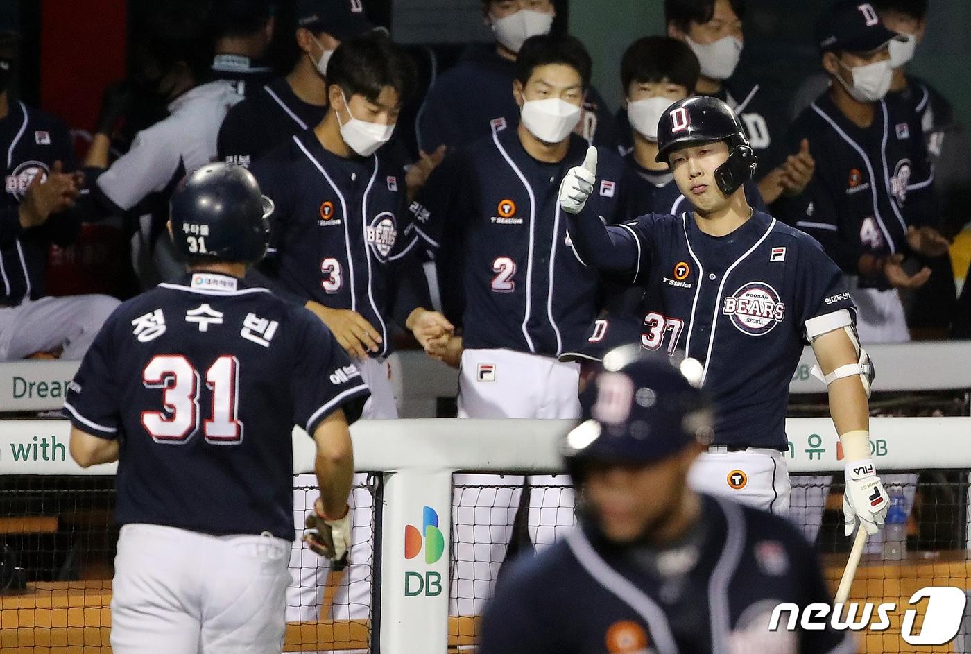 30일 오후 서울 잠실야구장에서 열린 '프로야구 2021 신한은행 SOL KBO리그' 두산베어스와 LG트윈스의 경기 두산 박건우가 3회초 1사 3루에서 허경민의 내야 땅볼 때 홈을 밟은 정수빈과 하이파이브를 하고 있다. 2021.9.30/뉴스1 ⓒ News1 김진환 기자