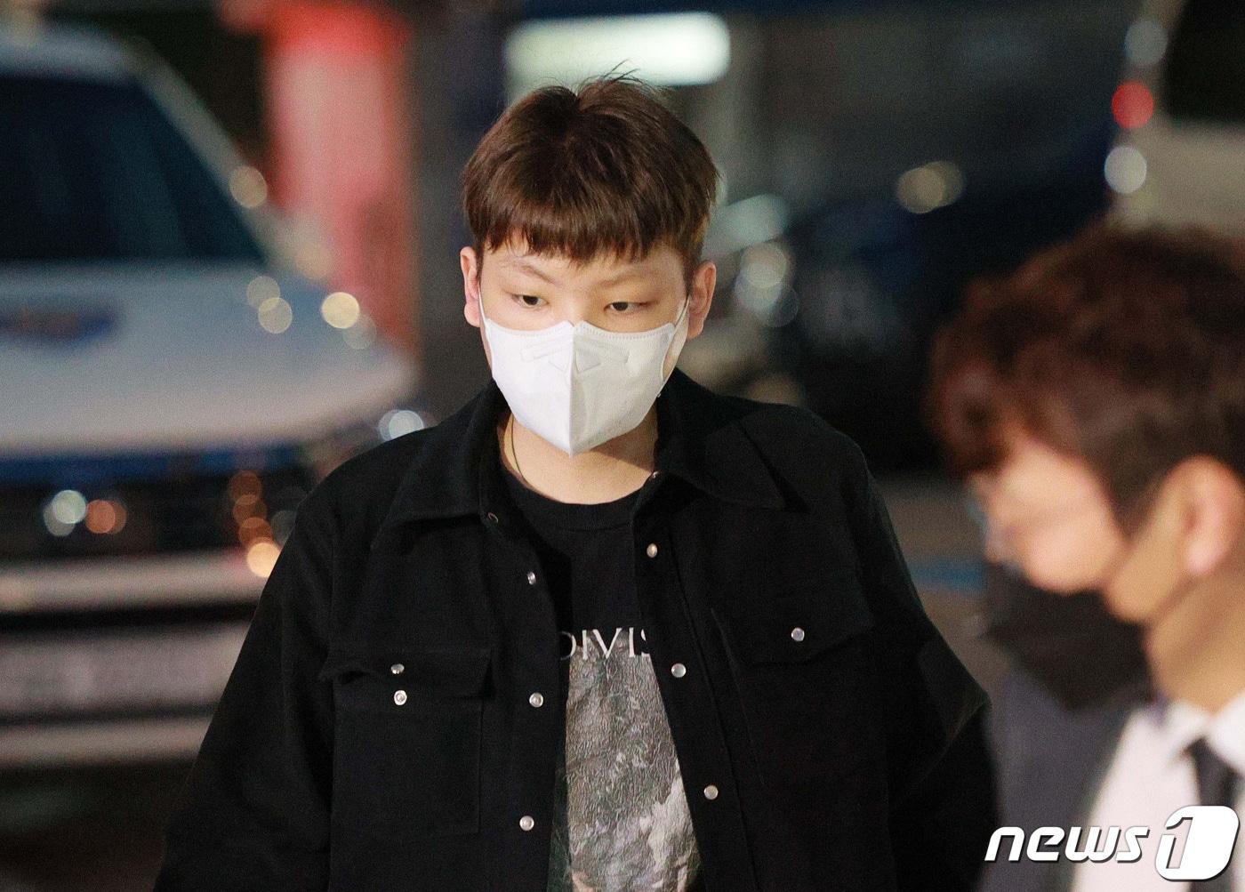 본문 이미지 - 무면허 운전과 음주측정 거부·경찰관 폭행 등 혐의로 입건된 장제원 국민의힘 의원 아들인 래퍼 노엘(본명 장용준)이 지난달 30일 서울 서초구 서초경찰서에서 경찰 조사를 위해 출석하고 있다. 2021.9.30/뉴스1 ⓒ News1 이성철 기자