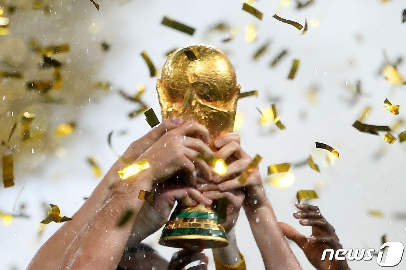 본문 이미지 - FIFA 월드컵 트로피 ⓒ AFP=뉴스1