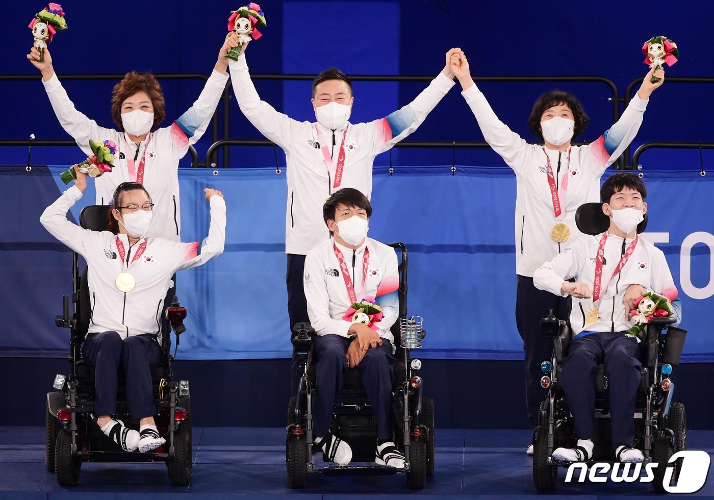 대한민국 보치아 대표팀 최예진&#40;왼쪽부터&#41;, 정호원, 김한수와 경기 파트너들이 4일 일본 도쿄 아리아케 체조경기장에서 열린 도쿄패럴림픽 보치아 페어 결승전에서 일본을 격파해 금메달을 목에 걸고 있다. 2021.9.4/뉴스1 ⓒ News1 사진공동취재단