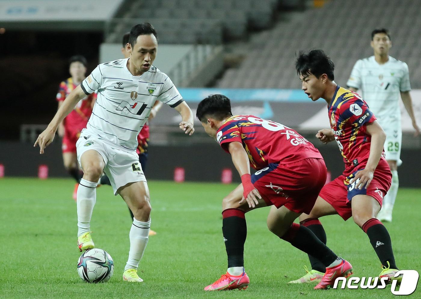 본문 이미지 - 5일 오후 서울 마포구 월드컵경기장에서 열린 프로축구 하나원큐 K리그 2021 FC 서울과 전북 현대 경기에서 후반전 전북 문선민이 드리볼 돌파를 하고 있다. 2021.9.5/뉴스1 ⓒ News1 박세연 기자
