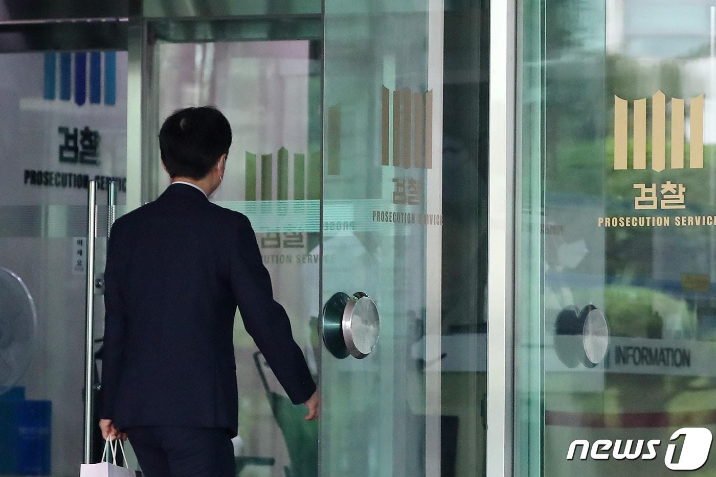 '고발 문서'를 전달한 당사자로 지목된 손준성 대구고검 인권보호관(당시 대검 수사정보정책관)은 지난 3일에 이어 6일에도 연가를 내고 출근하지 않은 것으로 알려졌다. 6일 오전 대구고검 관계자들이 출근하고 있다. 2021.9.6/뉴스1 ⓒ News1 공정식 기자