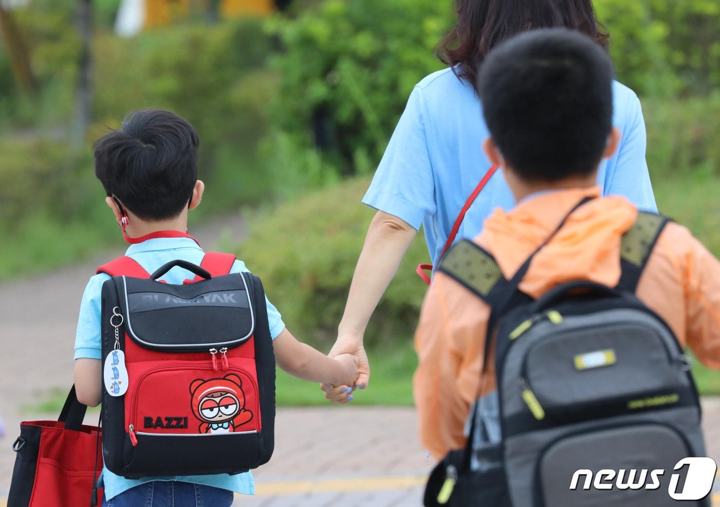 본문 이미지 - 경기 화성 한 초등학교에서 학생들이 등교하고 있다. /뉴스1 ⓒ News1 김영운 기자