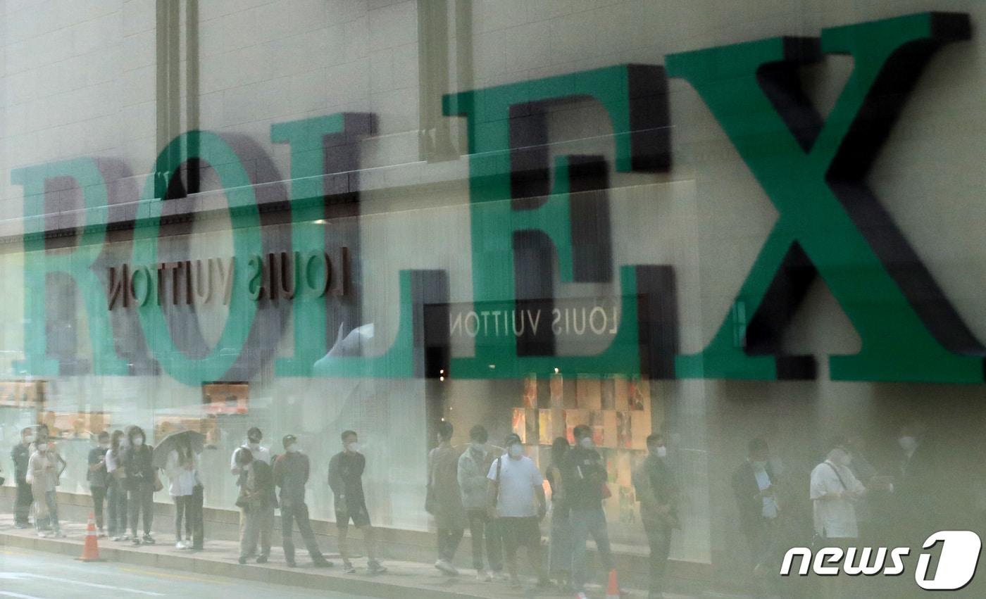 서울의 한 백화점 명품관 앞에 롤렉스를 사기 위해 대기중인 시민들. 2021.9.6/뉴스1 ⓒ News1 이성철 기자